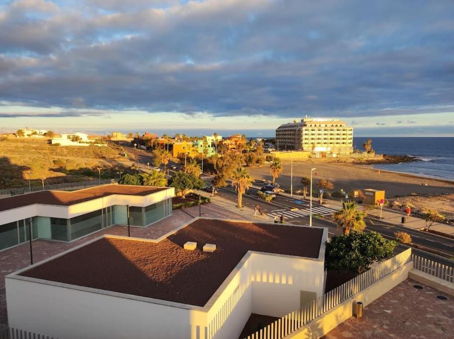 El Medano Beachfront Triplex Penthouse With Pool, Rooftop, Sea View מראה חיצוני תמונה